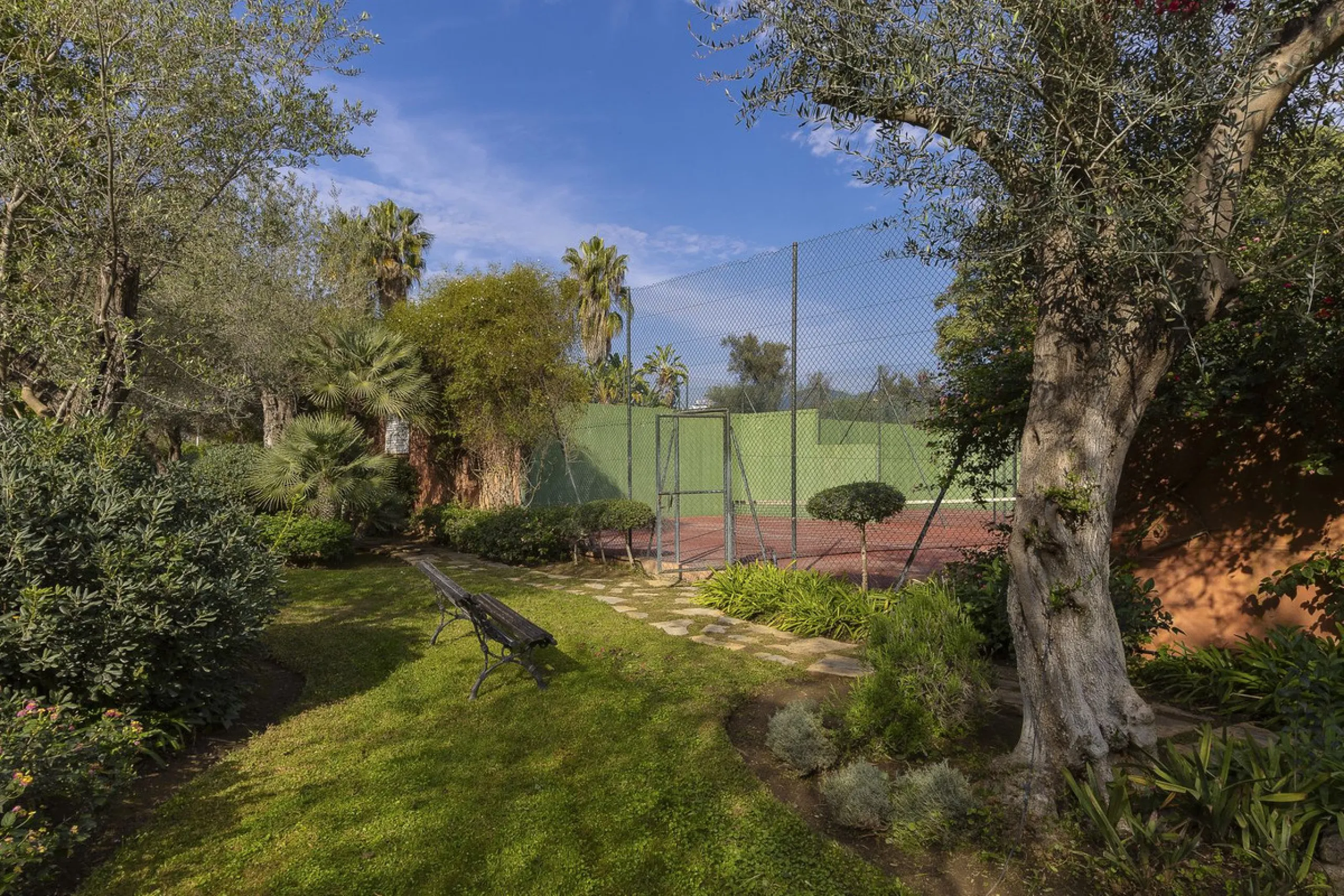 This elegant apartment is located in Alicate Playa, one of the most prestigious beachfront developments on the Costa del Sol, situated next to one of Marbella's finest sandy beaches.