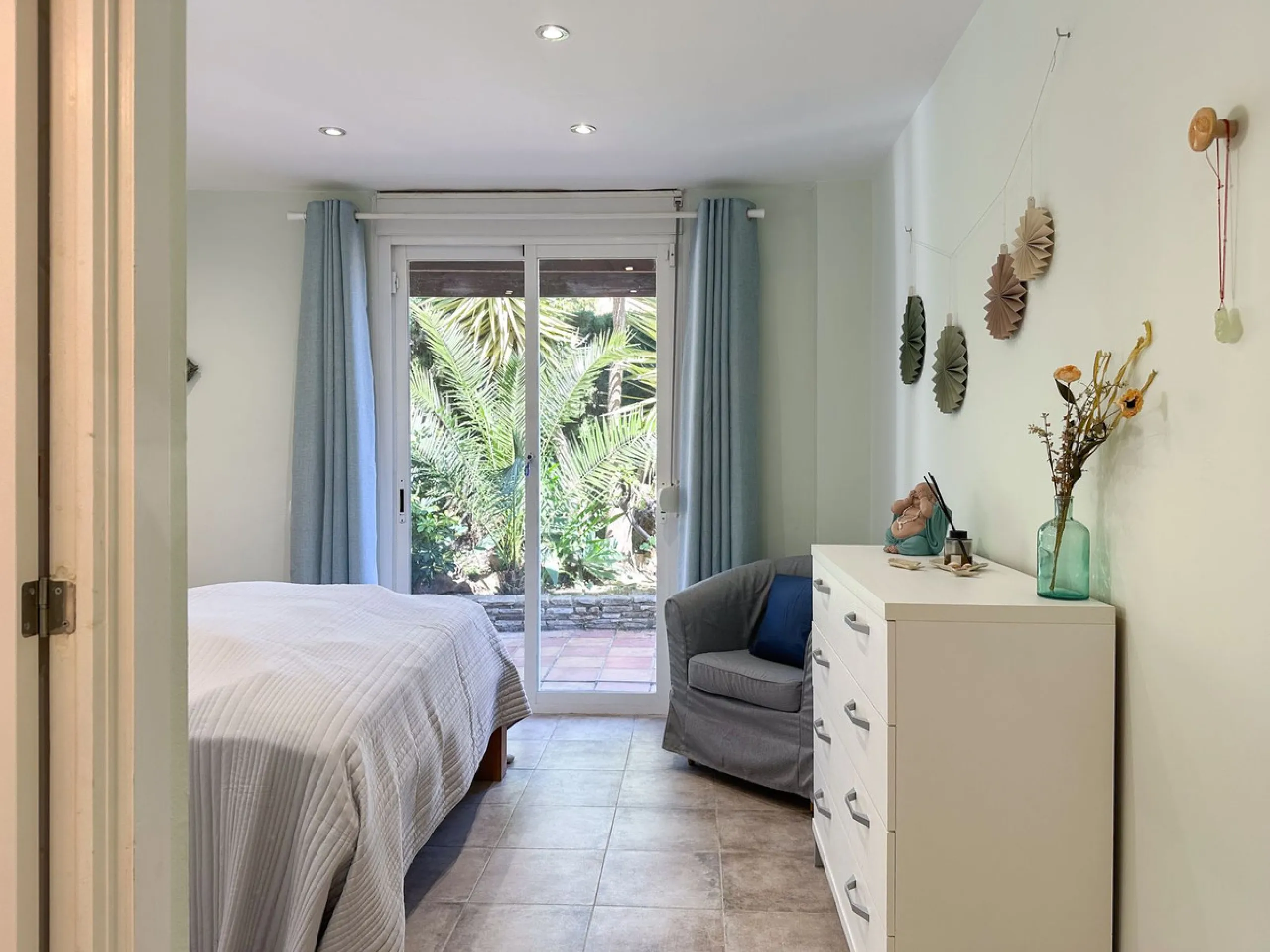 Villa with 1,500 m² Plot and Sea Views in Estepona – A Unique Opportunity with Great Potential