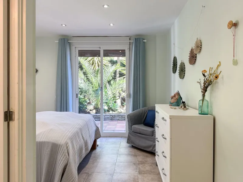 Villa with 1,500 m² Plot and Sea Views in Estepona – A Unique Opportunity with Great Potential