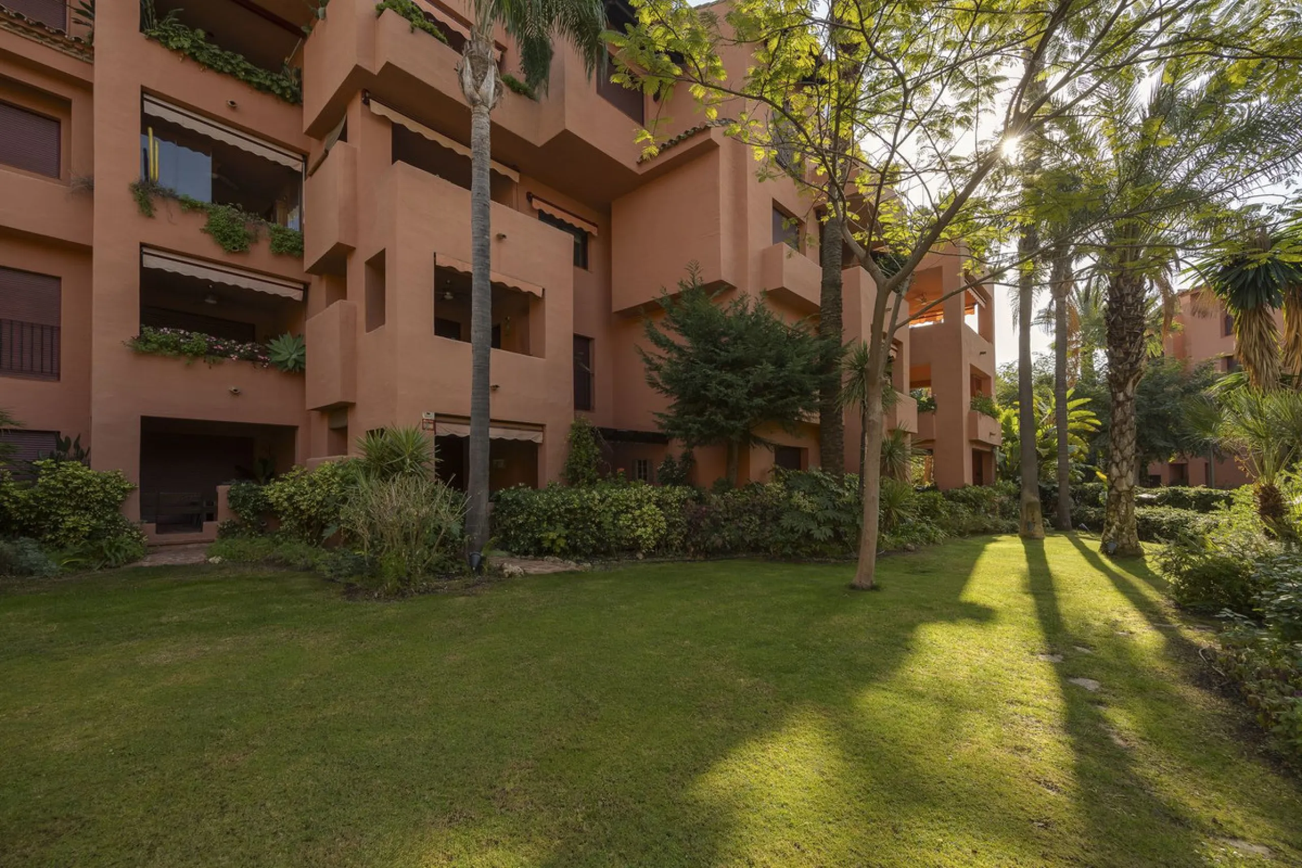 This elegant apartment is located in Alicate Playa, one of the most prestigious beachfront developments on the Costa del Sol, situated next to one of Marbella's finest sandy beaches.