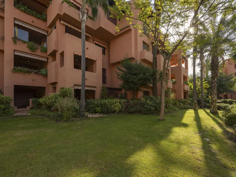 This elegant apartment is located in Alicate Playa, one of the most prestigious beachfront developments on the Costa del Sol, situated next to one of Marbella's finest sandy beaches.