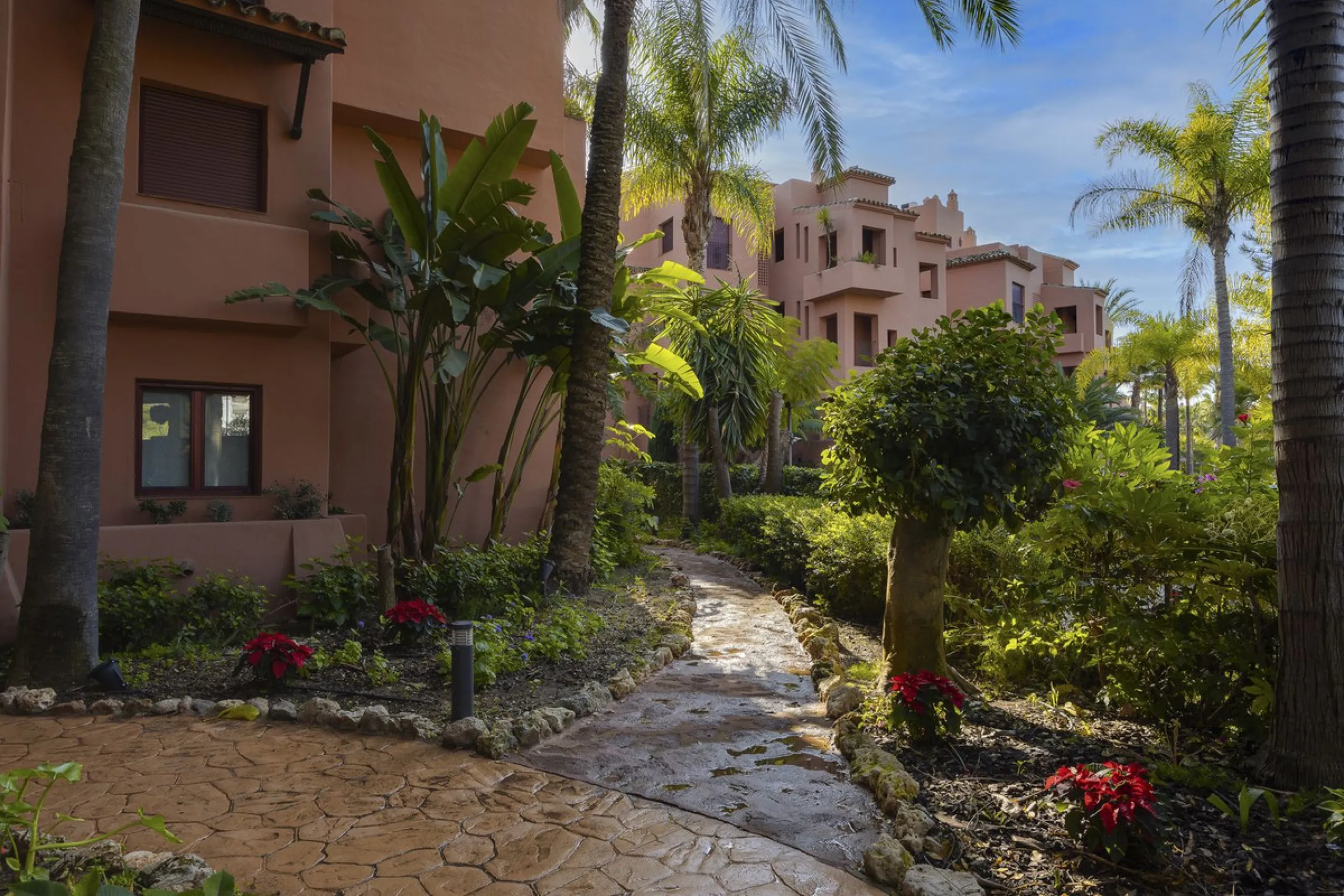 This elegant apartment is located in Alicate Playa, one of the most prestigious beachfront developments on the Costa del Sol, situated next to one of Marbella's finest sandy beaches.