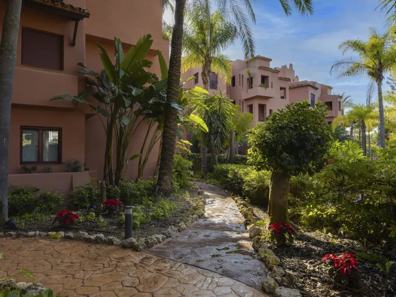 This elegant apartment is located in Alicate Playa, one of the most prestigious beachfront developments on the Costa del Sol, situated next to one of Marbella's finest sandy beaches.