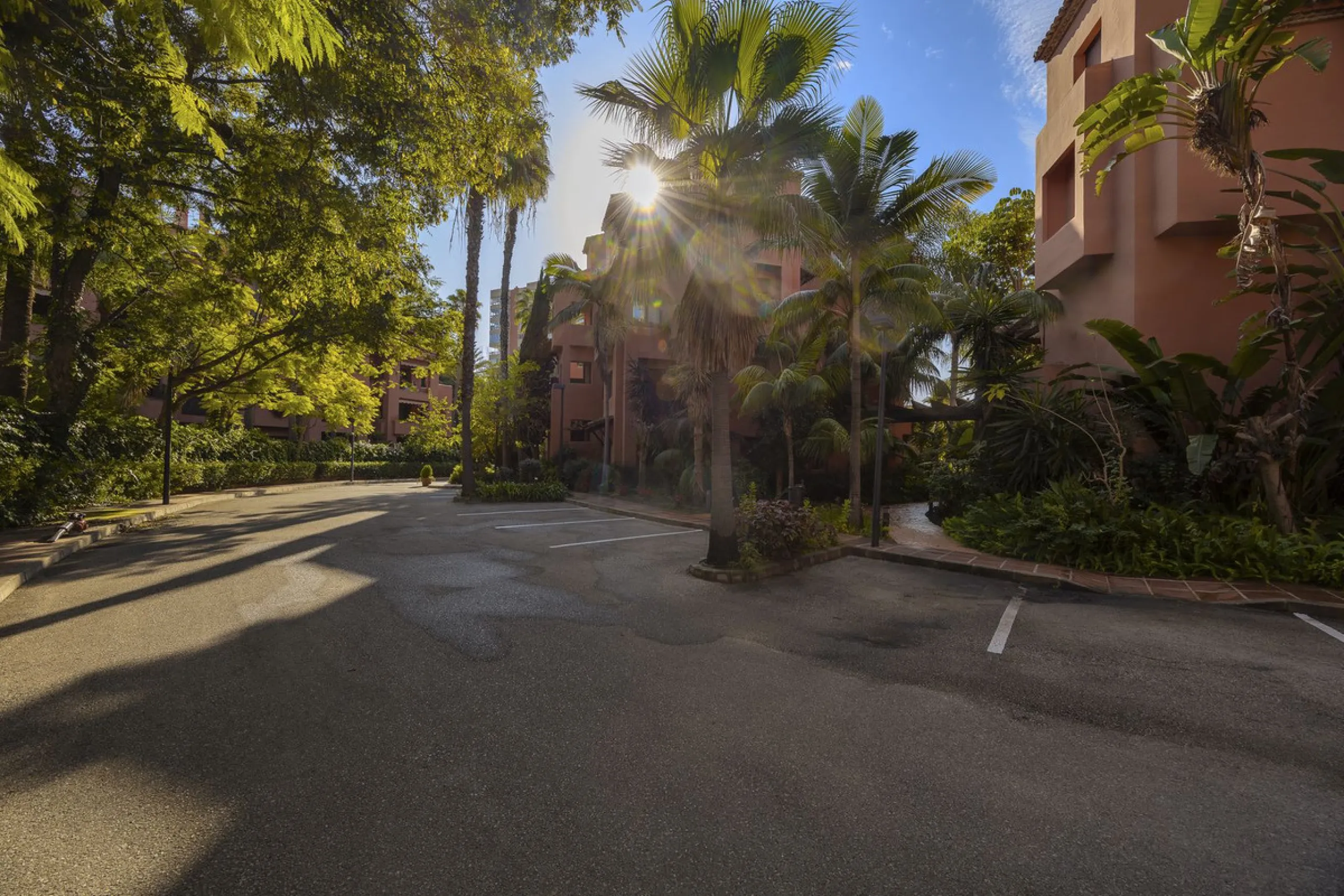 This elegant apartment is located in Alicate Playa, one of the most prestigious beachfront developments on the Costa del Sol, situated next to one of Marbella's finest sandy beaches.