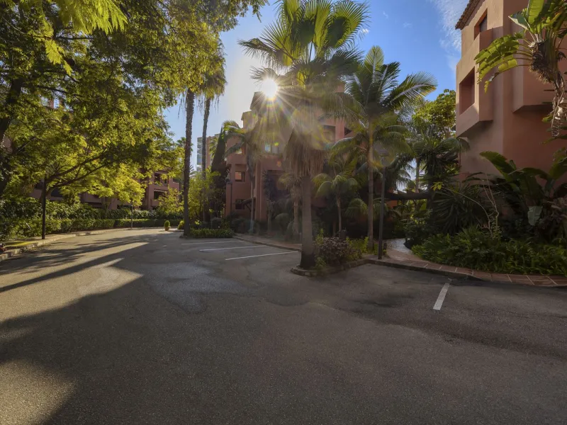 This elegant apartment is located in Alicate Playa, one of the most prestigious beachfront developments on the Costa del Sol, situated next to one of Marbella's finest sandy beaches.