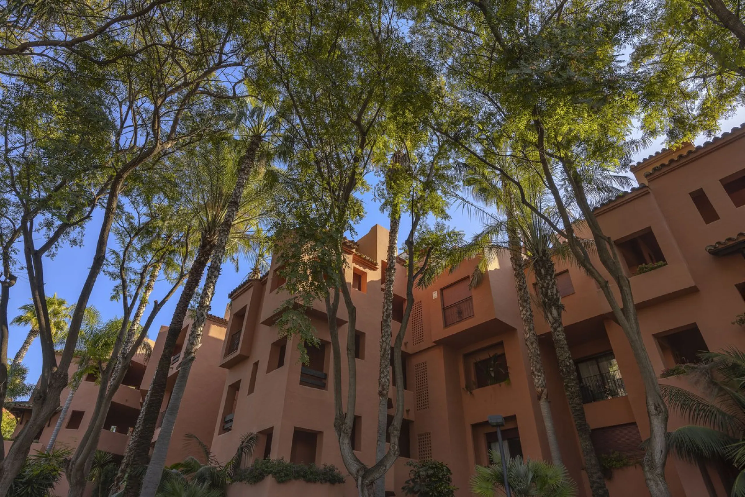 This elegant apartment is located in Alicate Playa, one of the most prestigious beachfront developments on the Costa del Sol, situated next to one of Marbella's finest sandy beaches.