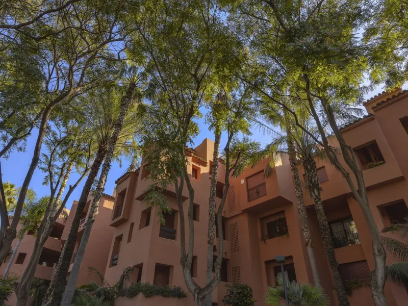 This elegant apartment is located in Alicate Playa, one of the most prestigious beachfront developments on the Costa del Sol, situated next to one of Marbella's finest sandy beaches.