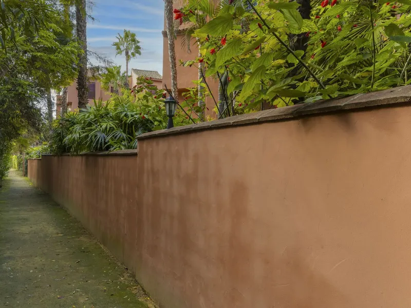 This elegant apartment is located in Alicate Playa, one of the most prestigious beachfront developments on the Costa del Sol, situated next to one of Marbella's finest sandy beaches.