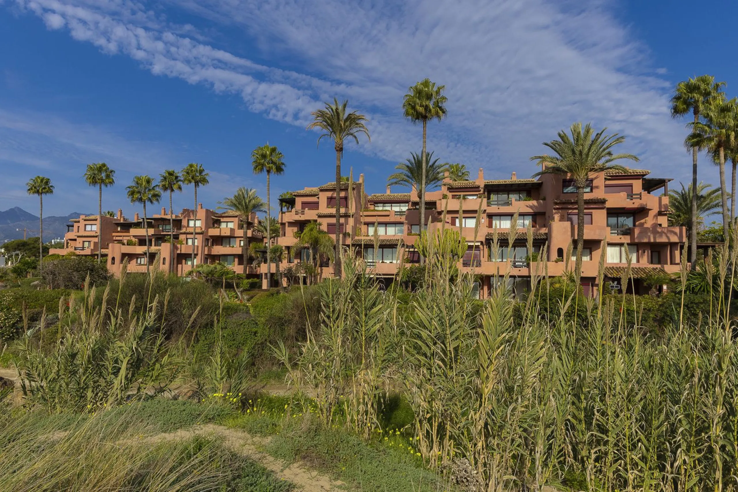 This elegant apartment is located in Alicate Playa, one of the most prestigious beachfront developments on the Costa del Sol, situated next to one of Marbella's finest sandy beaches.