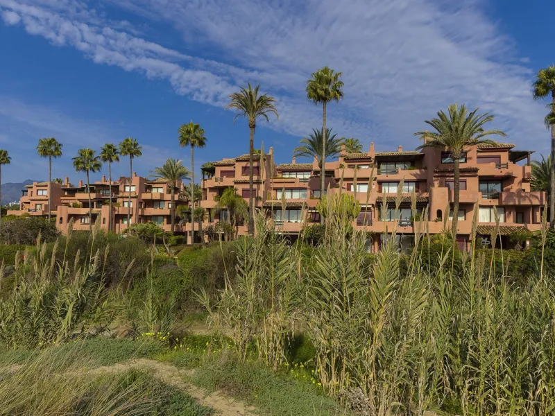 This elegant apartment is located in Alicate Playa, one of the most prestigious beachfront developments on the Costa del Sol, situated next to one of Marbella's finest sandy beaches.