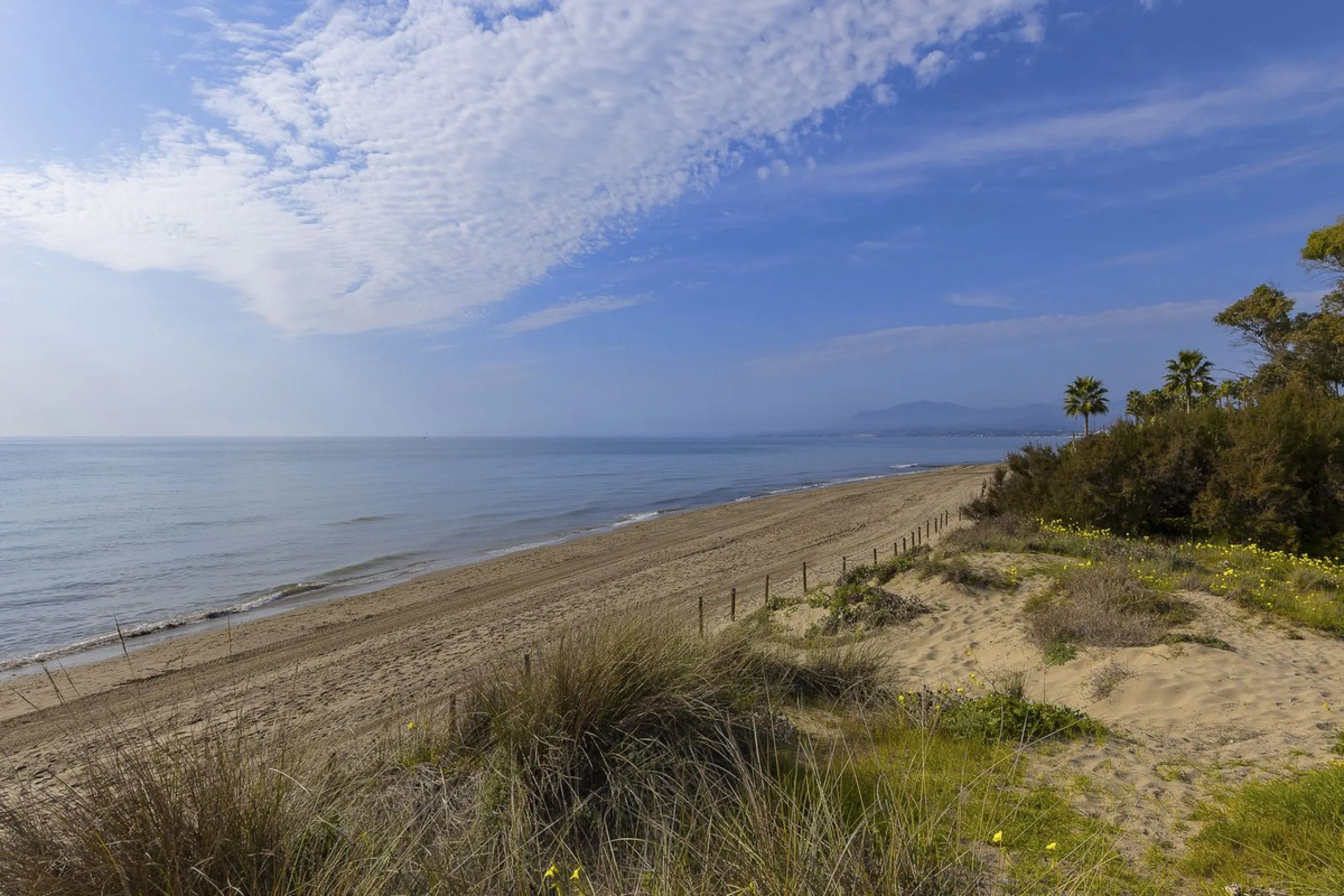 This elegant apartment is located in Alicate Playa, one of the most prestigious beachfront developments on the Costa del Sol, situated next to one of Marbella's finest sandy beaches.