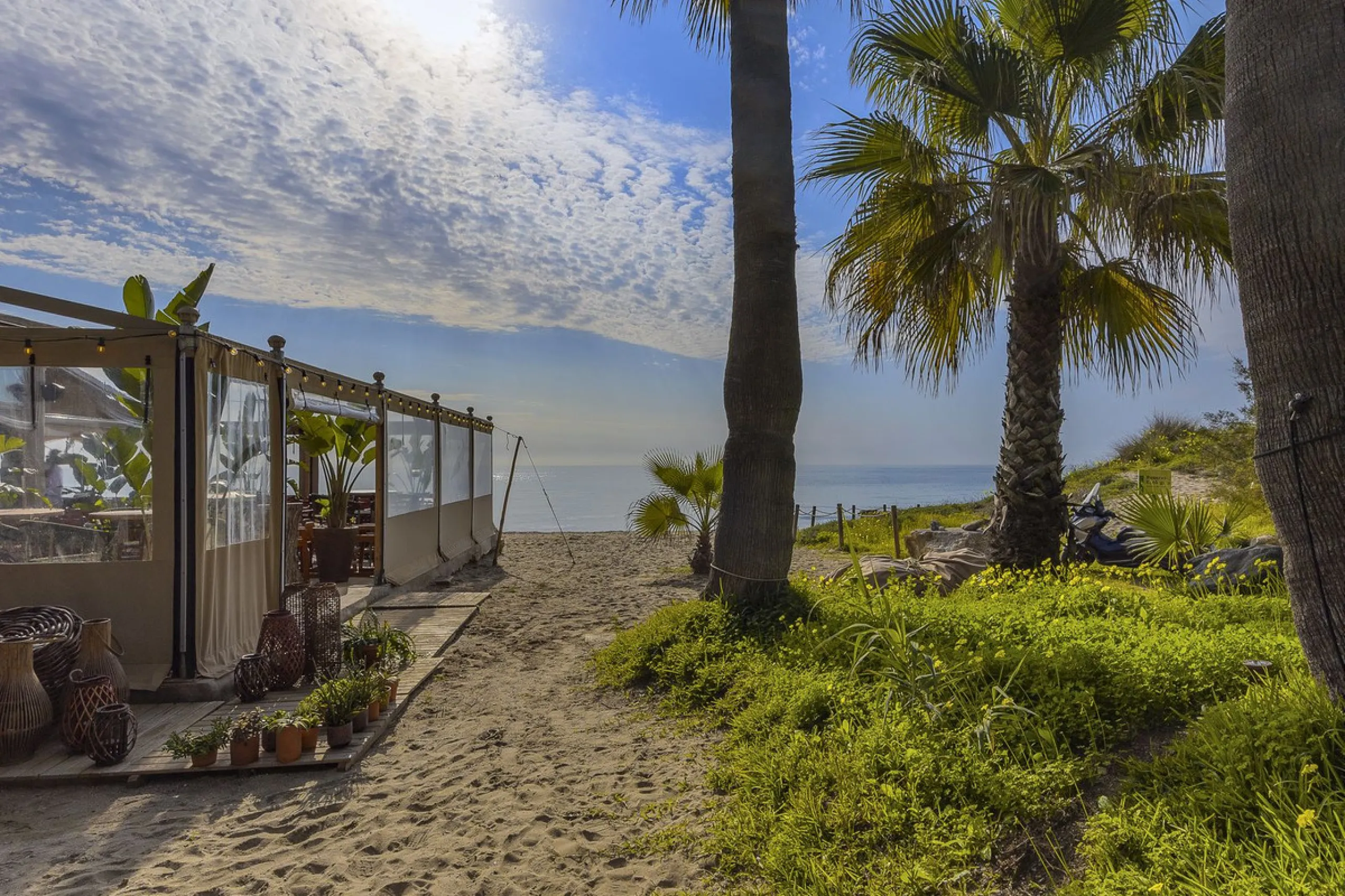 This elegant apartment is located in Alicate Playa, one of the most prestigious beachfront developments on the Costa del Sol, situated next to one of Marbella's finest sandy beaches.