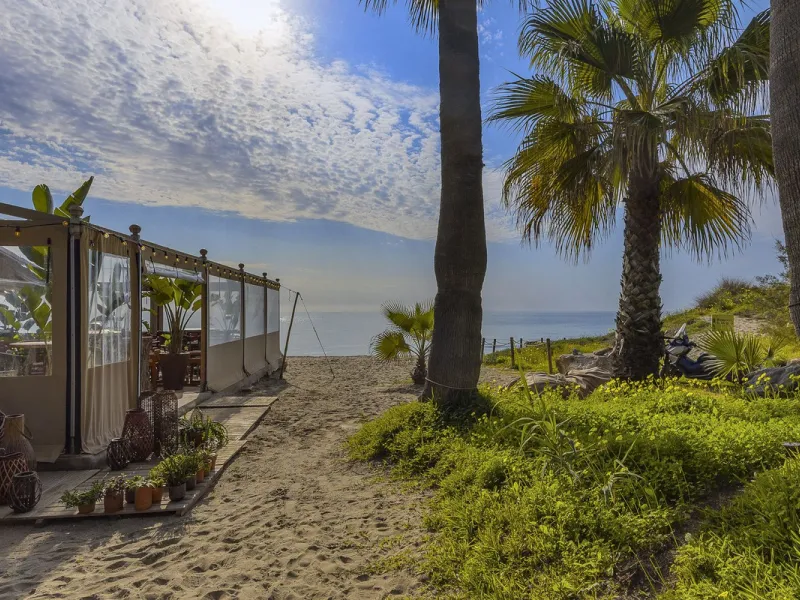This elegant apartment is located in Alicate Playa, one of the most prestigious beachfront developments on the Costa del Sol, situated next to one of Marbella's finest sandy beaches.
