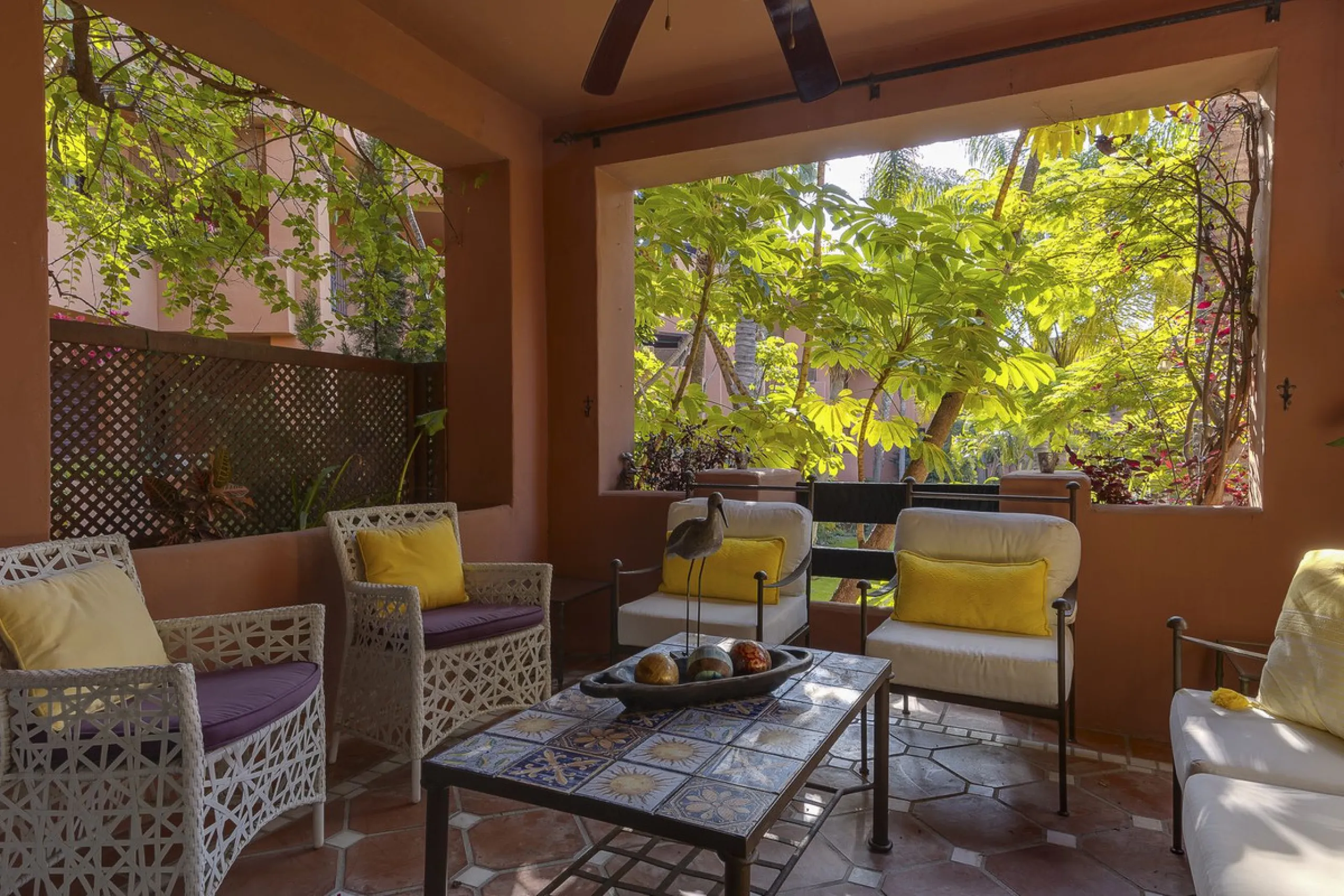 This elegant apartment is located in Alicate Playa, one of the most prestigious beachfront developments on the Costa del Sol, situated next to one of Marbella's finest sandy beaches.