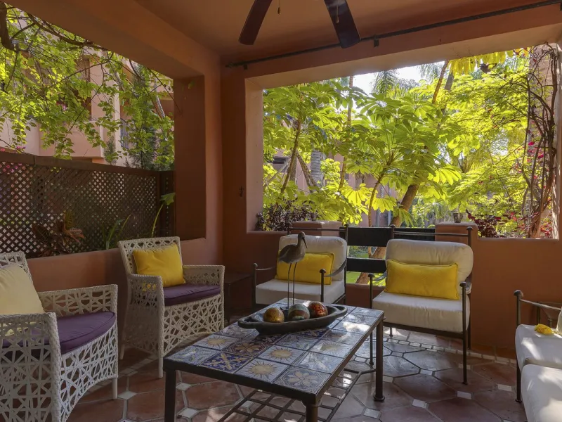 This elegant apartment is located in Alicate Playa, one of the most prestigious beachfront developments on the Costa del Sol, situated next to one of Marbella's finest sandy beaches.
