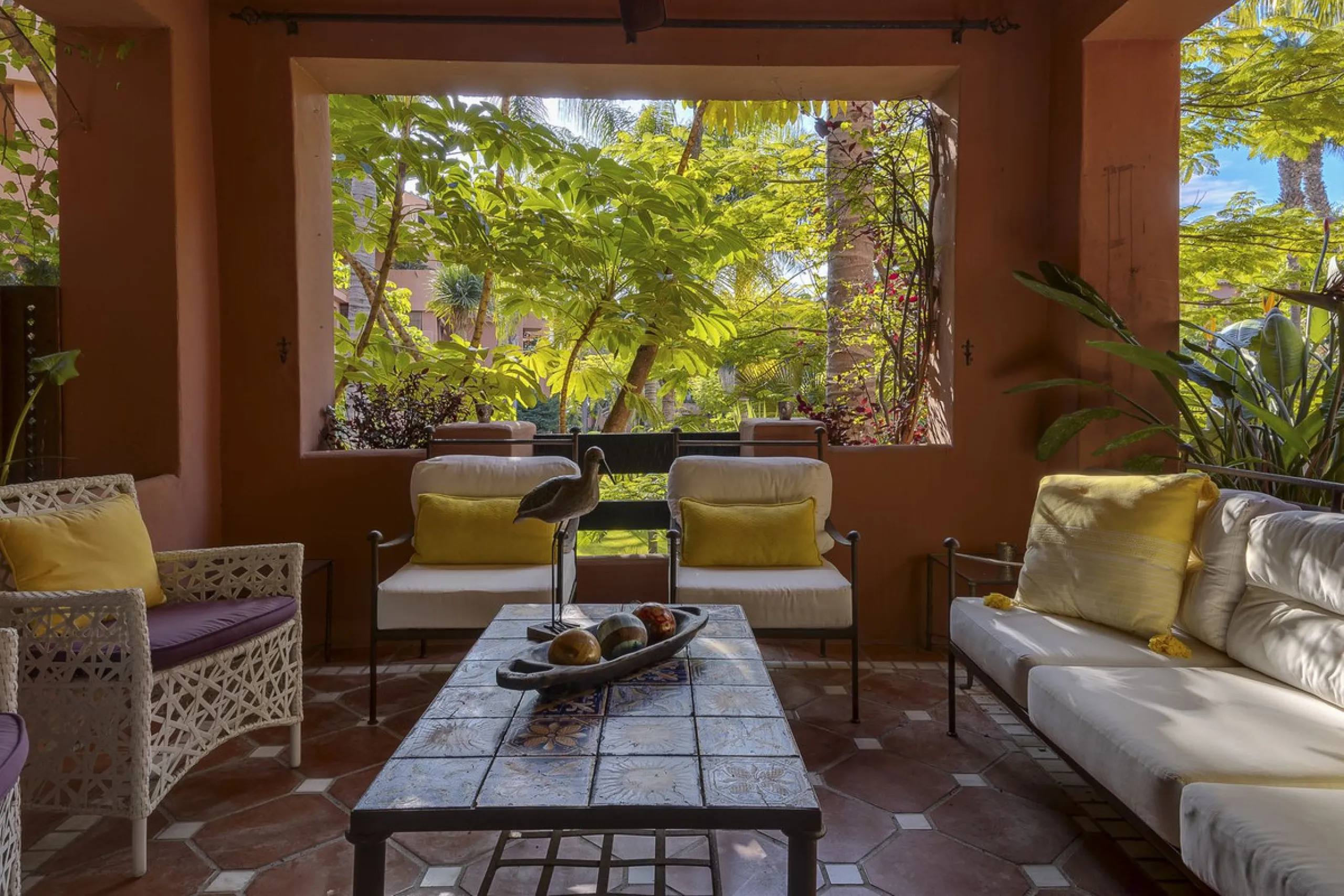 This elegant apartment is located in Alicate Playa, one of the most prestigious beachfront developments on the Costa del Sol, situated next to one of Marbella's finest sandy beaches.