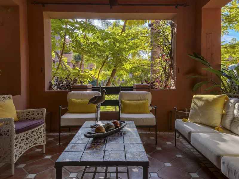 This elegant apartment is located in Alicate Playa, one of the most prestigious beachfront developments on the Costa del Sol, situated next to one of Marbella's finest sandy beaches.