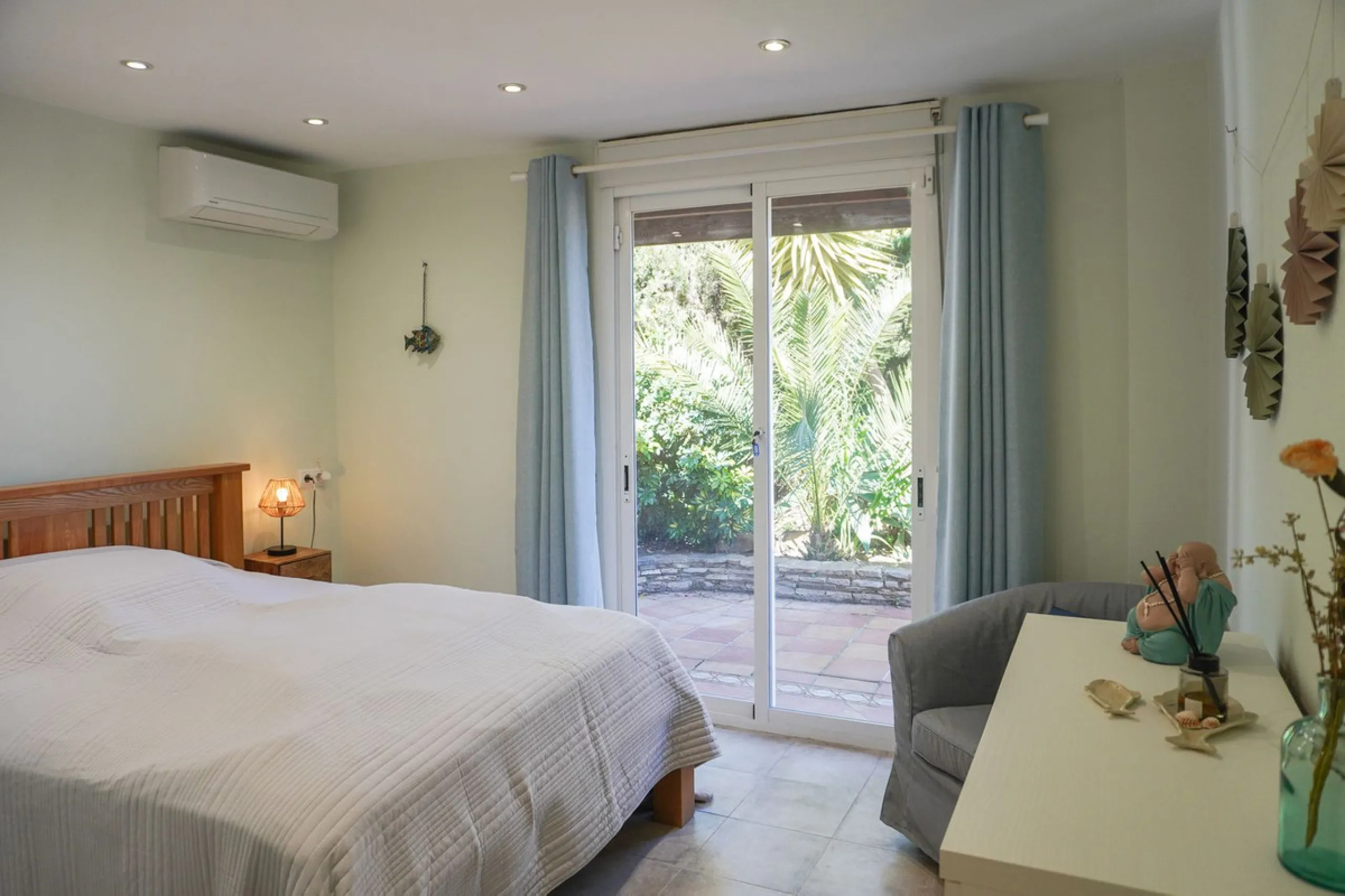 Villa with 1,500 m² Plot and Sea Views in Estepona – A Unique Opportunity with Great Potential