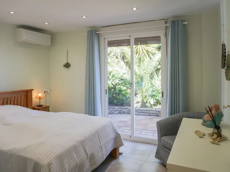 Villa with 1,500 m² Plot and Sea Views in Estepona – A Unique Opportunity with Great Potential