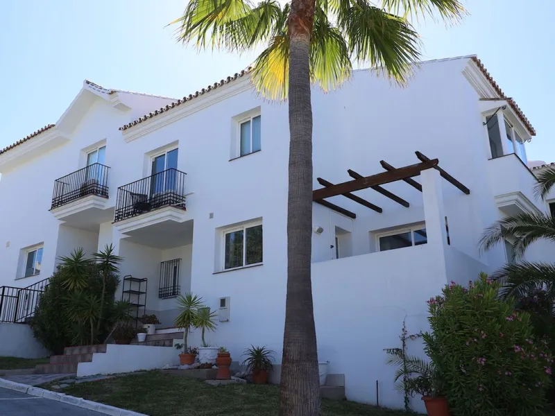 Exclusive townhouse in Riviera del Sol with panoramic views and elegant interior