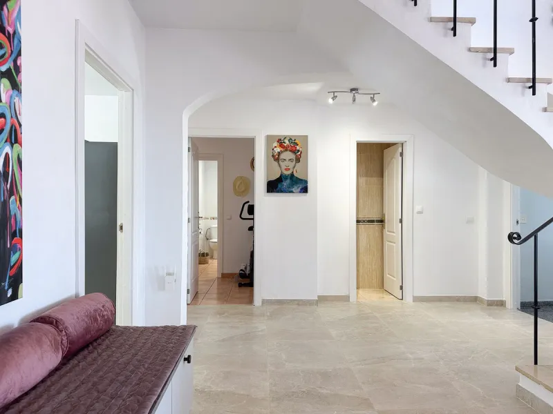 Villa with 1,500 m² Plot and Sea Views in Estepona – A Unique Opportunity with Great Potential