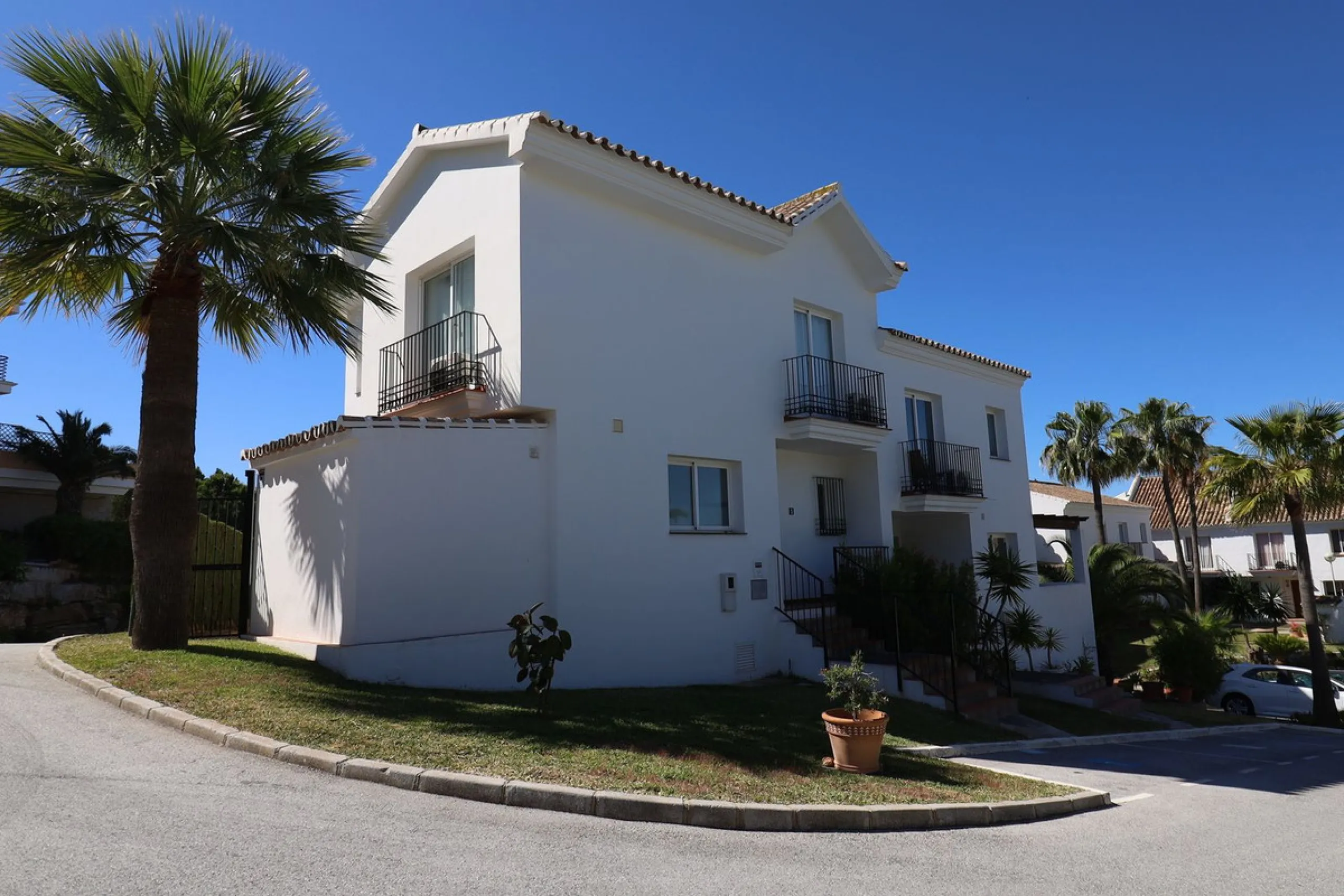 Exclusive townhouse in Riviera del Sol with panoramic views and elegant interior