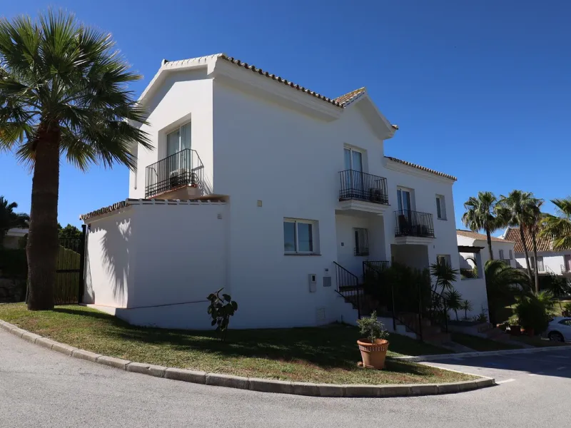 Exclusive townhouse in Riviera del Sol with panoramic views and elegant interior