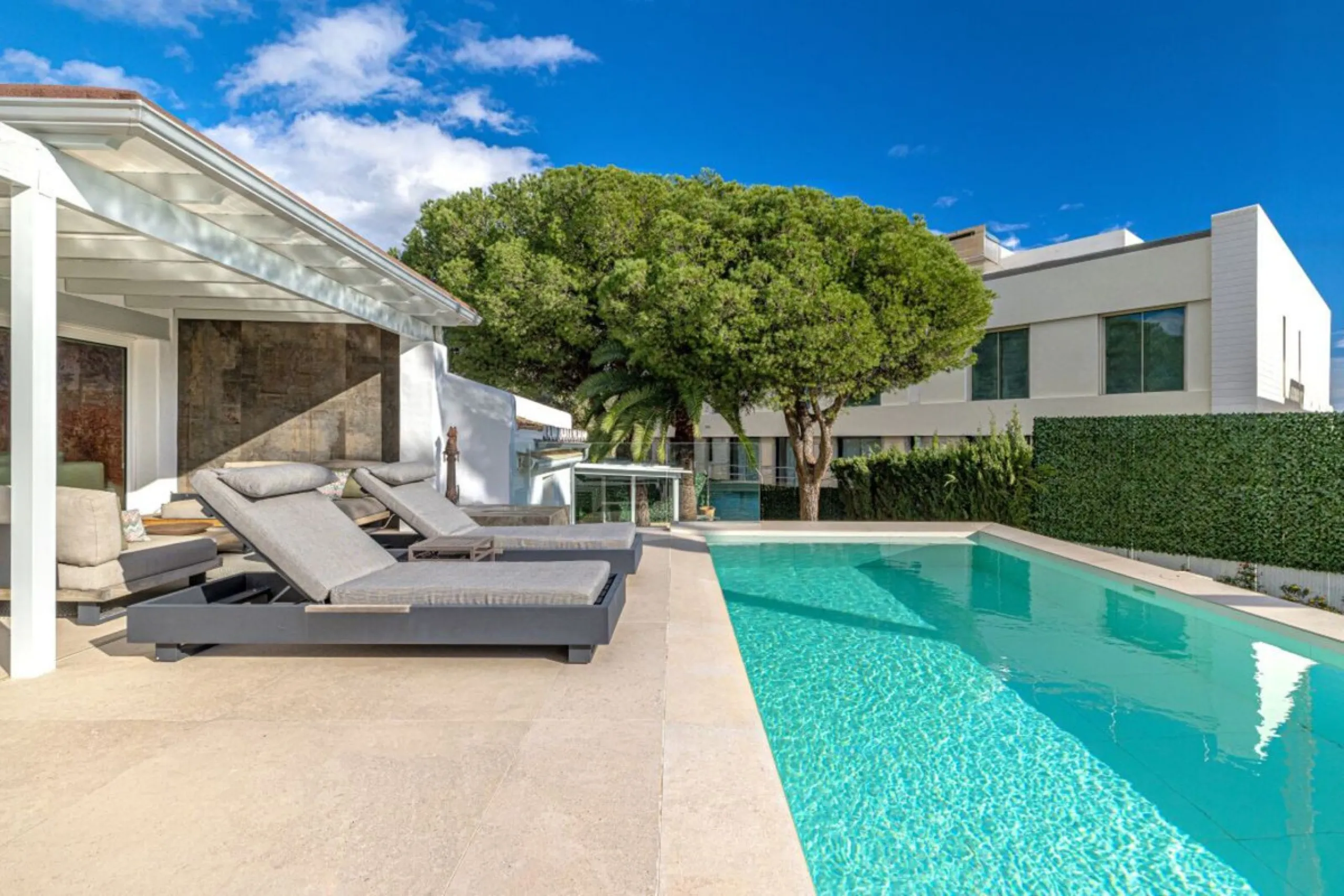 Nestled in the prestigious residential enclave of Las Chapas, Marbella, this charming traditional-style five-bedroom villa offers privacy, space, and timeless Mediterranean appeal, just minutes from the best beaches and beach bars of the Costa del Sol.
