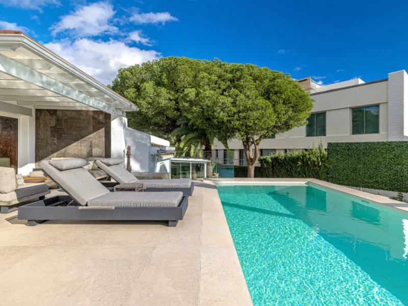 Nestled in the prestigious residential enclave of Las Chapas, Marbella, this charming traditional-style five-bedroom villa offers privacy, space, and timeless Mediterranean appeal, just minutes from the best beaches and beach bars of the Costa del Sol.