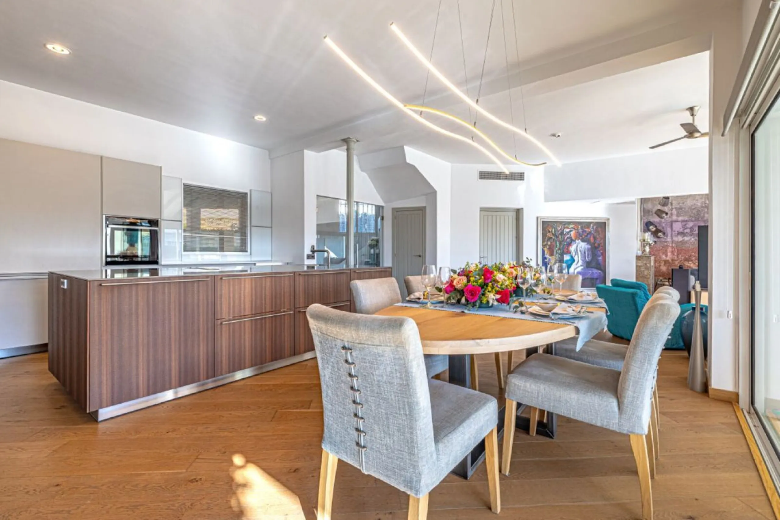 Nestled in the prestigious residential enclave of Las Chapas, Marbella, this charming traditional-style five-bedroom villa offers privacy, space, and timeless Mediterranean appeal, just minutes from the best beaches and beach bars of the Costa del Sol.