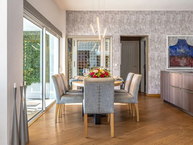 Nestled in the prestigious residential enclave of Las Chapas, Marbella, this charming traditional-style five-bedroom villa offers privacy, space, and timeless Mediterranean appeal, just minutes from the best beaches and beach bars of the Costa del Sol.