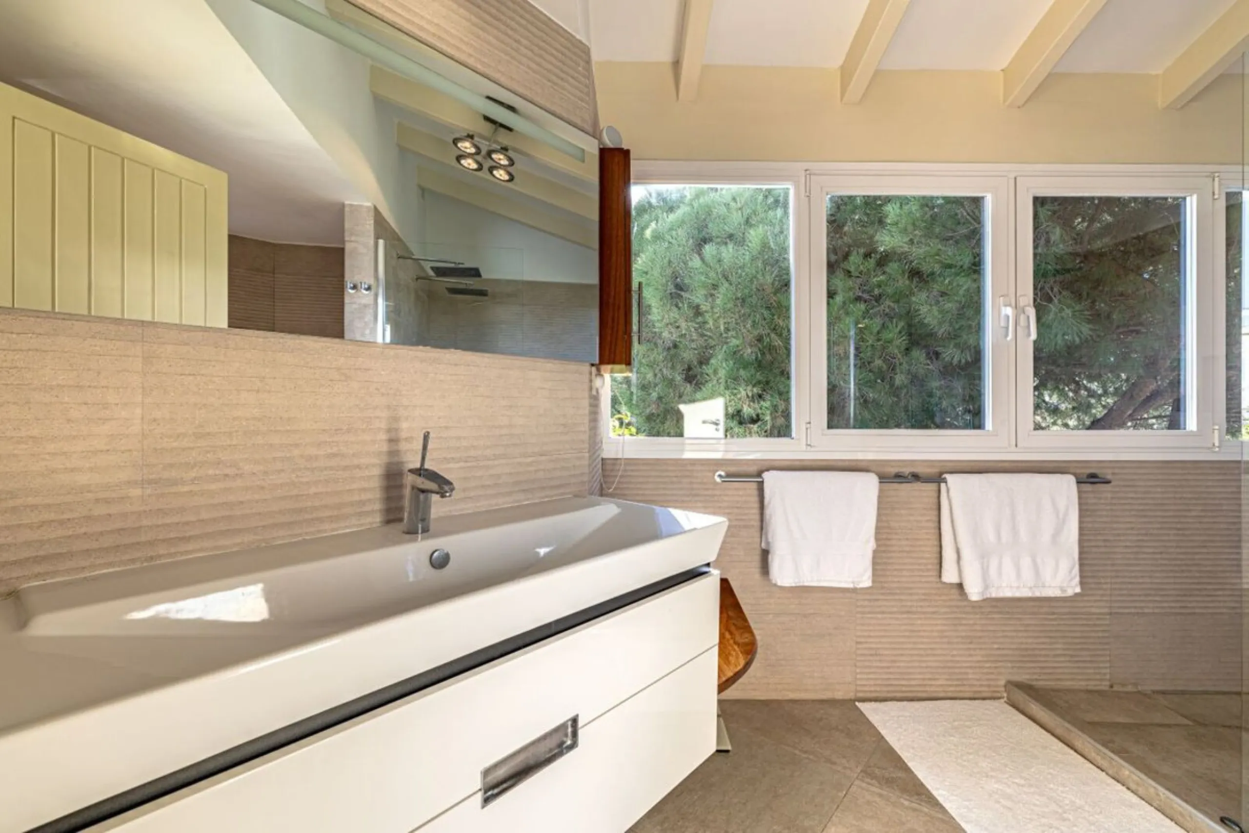 Nestled in the prestigious residential enclave of Las Chapas, Marbella, this charming traditional-style five-bedroom villa offers privacy, space, and timeless Mediterranean appeal, just minutes from the best beaches and beach bars of the Costa del Sol.