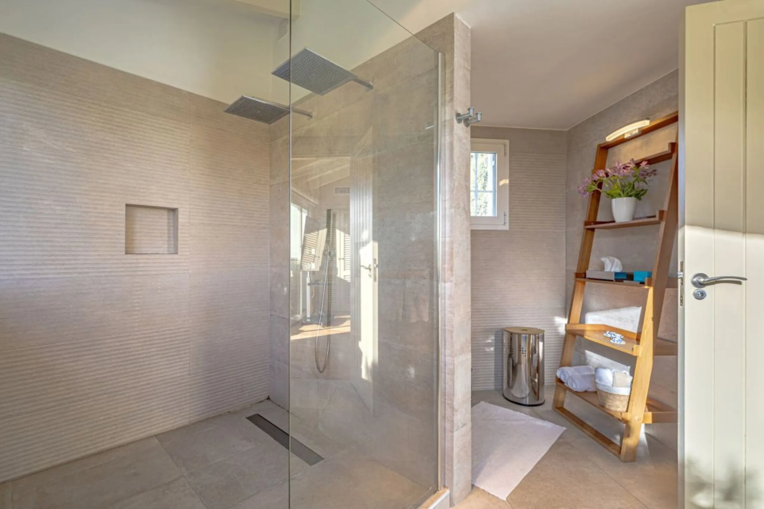Nestled in the prestigious residential enclave of Las Chapas, Marbella, this charming traditional-style five-bedroom villa offers privacy, space, and timeless Mediterranean appeal, just minutes from the best beaches and beach bars of the Costa del Sol.