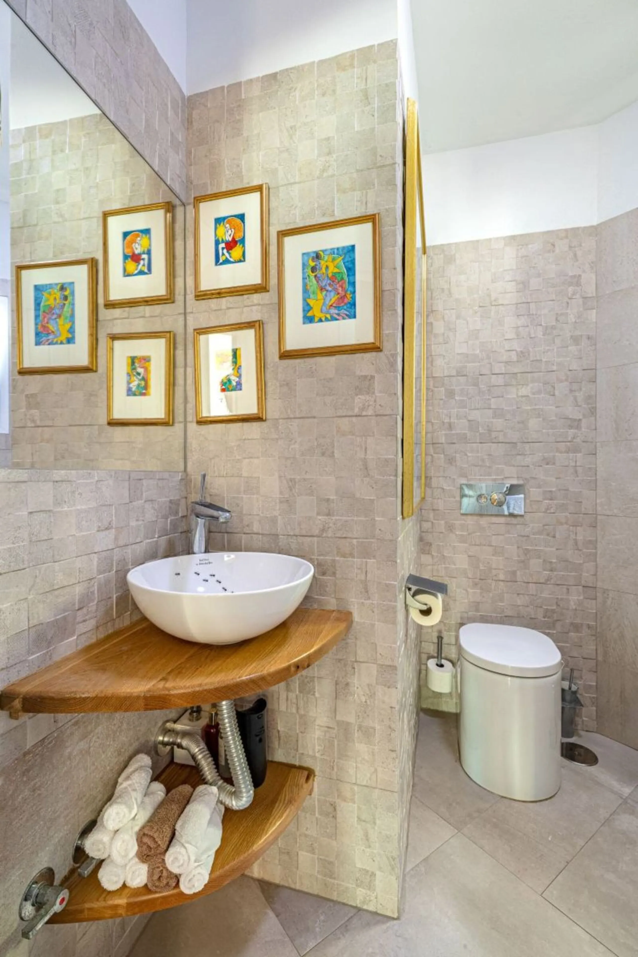 Nestled in the prestigious residential enclave of Las Chapas, Marbella, this charming traditional-style five-bedroom villa offers privacy, space, and timeless Mediterranean appeal, just minutes from the best beaches and beach bars of the Costa del Sol.