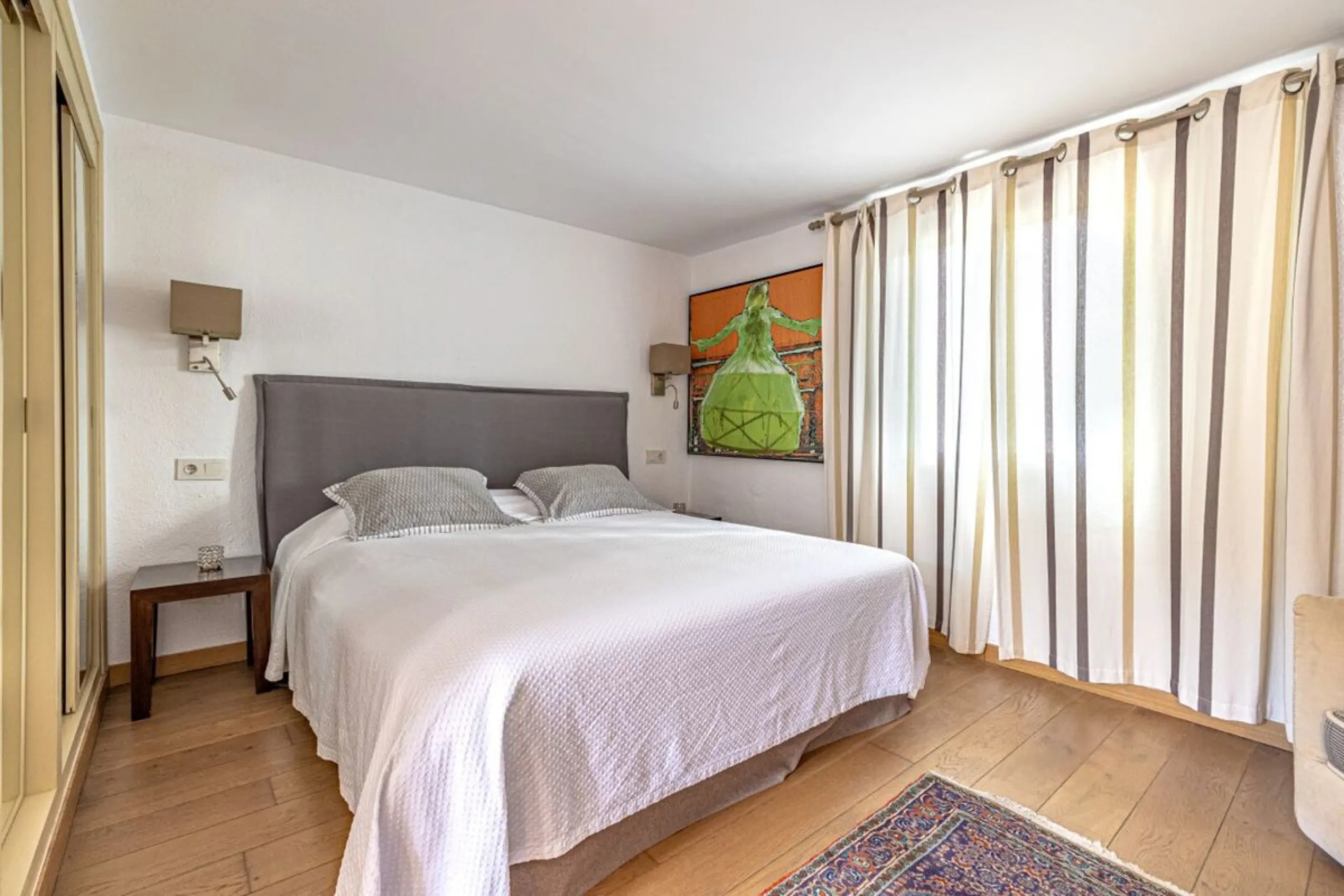 Nestled in the prestigious residential enclave of Las Chapas, Marbella, this charming traditional-style five-bedroom villa offers privacy, space, and timeless Mediterranean appeal, just minutes from the best beaches and beach bars of the Costa del Sol.