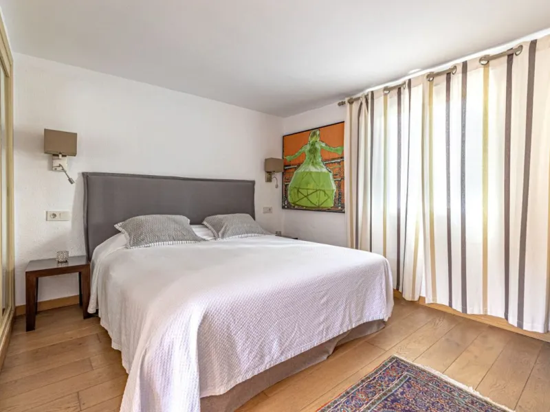 Nestled in the prestigious residential enclave of Las Chapas, Marbella, this charming traditional-style five-bedroom villa offers privacy, space, and timeless Mediterranean appeal, just minutes from the best beaches and beach bars of the Costa del Sol.