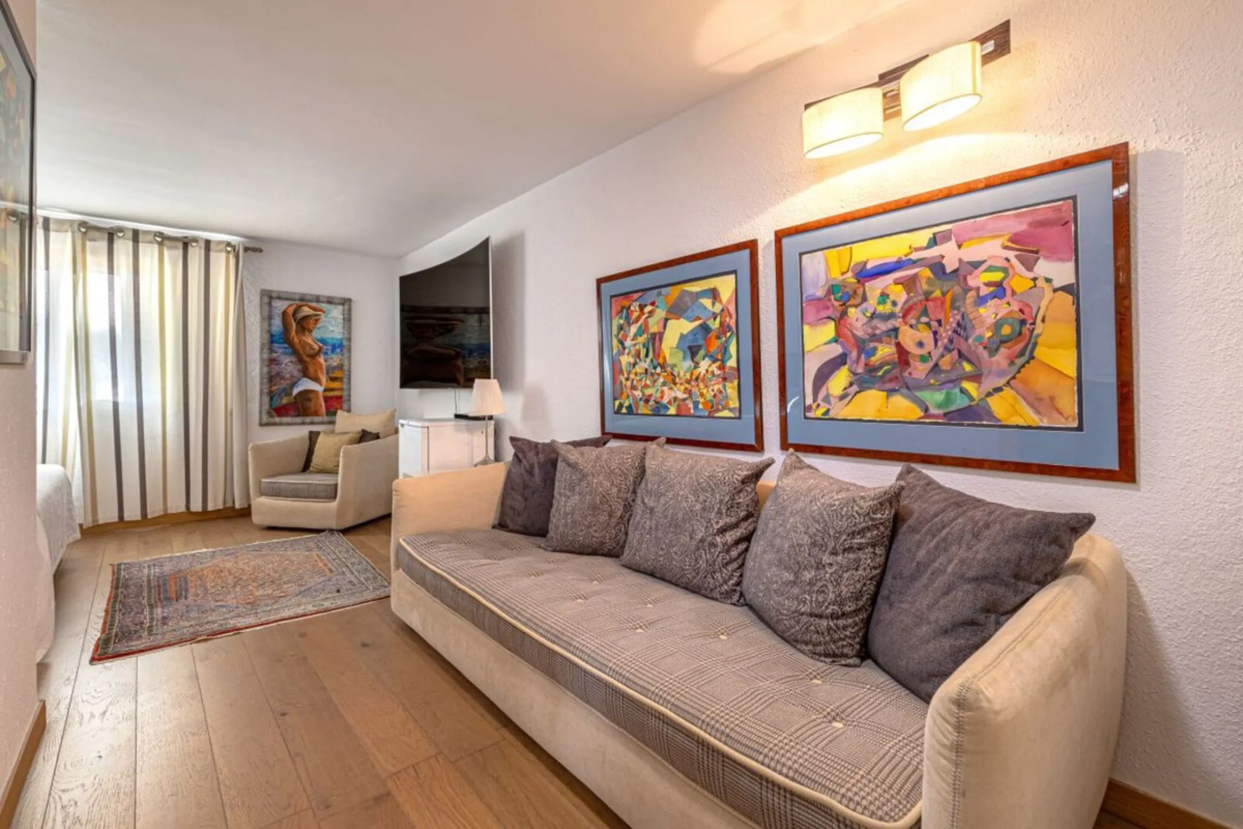 Nestled in the prestigious residential enclave of Las Chapas, Marbella, this charming traditional-style five-bedroom villa offers privacy, space, and timeless Mediterranean appeal, just minutes from the best beaches and beach bars of the Costa del Sol.