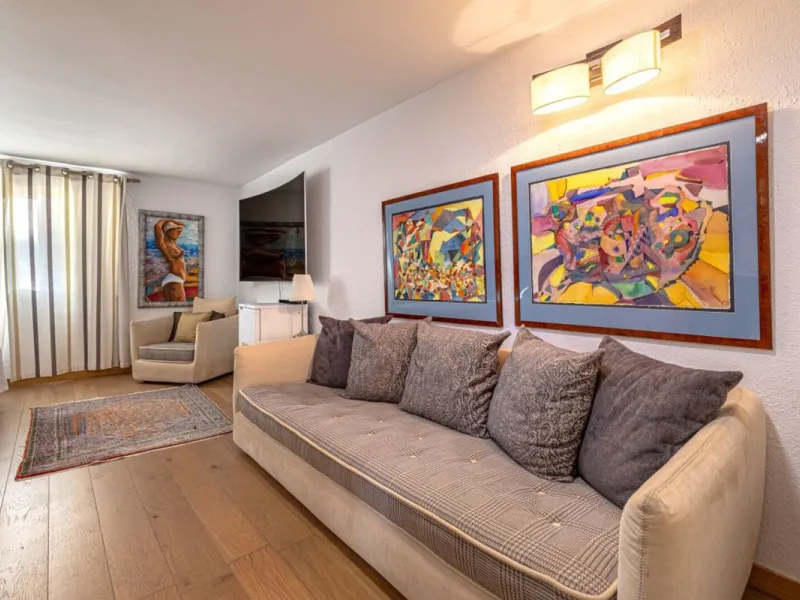 Nestled in the prestigious residential enclave of Las Chapas, Marbella, this charming traditional-style five-bedroom villa offers privacy, space, and timeless Mediterranean appeal, just minutes from the best beaches and beach bars of the Costa del Sol.