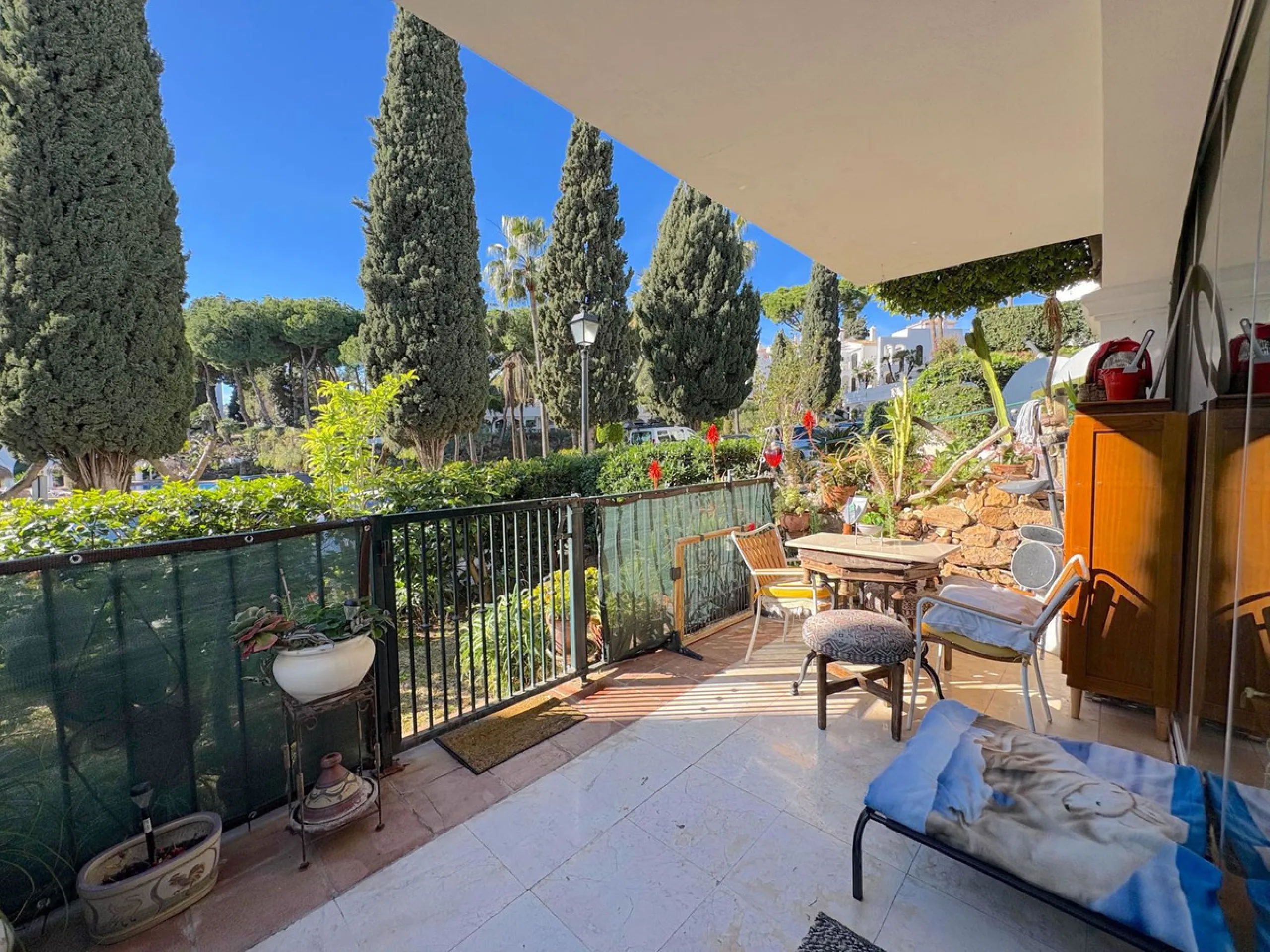 Situated within the highly sought after Señorío de Marbella, this 1 bedroom, 1 bathroom ground floor apartment presents an excellent opportunity to enjoy one of Marbella's most prestigious and well established communities.