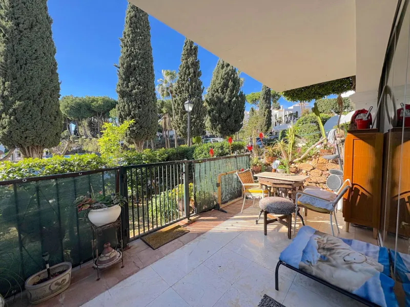 Situated within the highly sought after Señorío de Marbella, this 1 bedroom, 1 bathroom ground floor apartment presents an excellent opportunity to enjoy one of Marbella's most prestigious and well established communities.