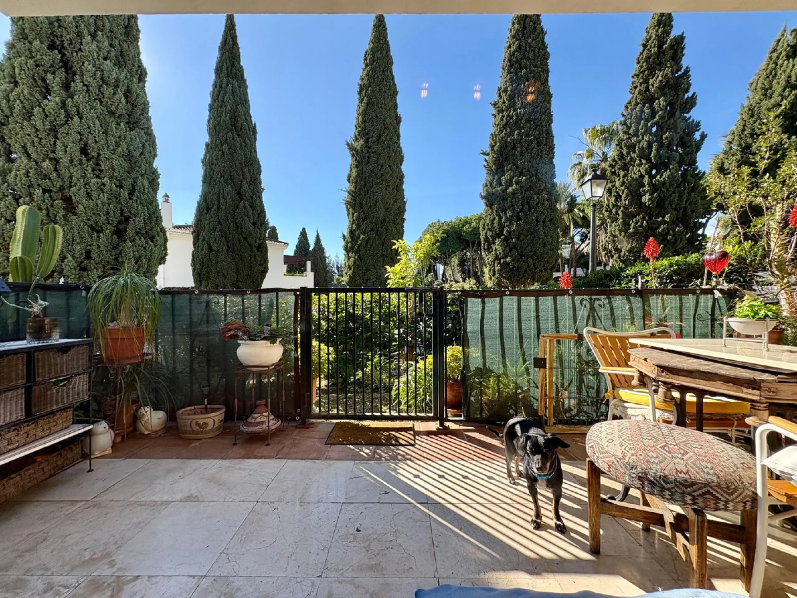 Situated within the highly sought after Señorío de Marbella, this 1 bedroom, 1 bathroom ground floor apartment presents an excellent opportunity to enjoy one of Marbella's most prestigious and well established communities.