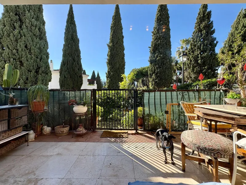 Situated within the highly sought after Señorío de Marbella, this 1 bedroom, 1 bathroom ground floor apartment presents an excellent opportunity to enjoy one of Marbella's most prestigious and well established communities.