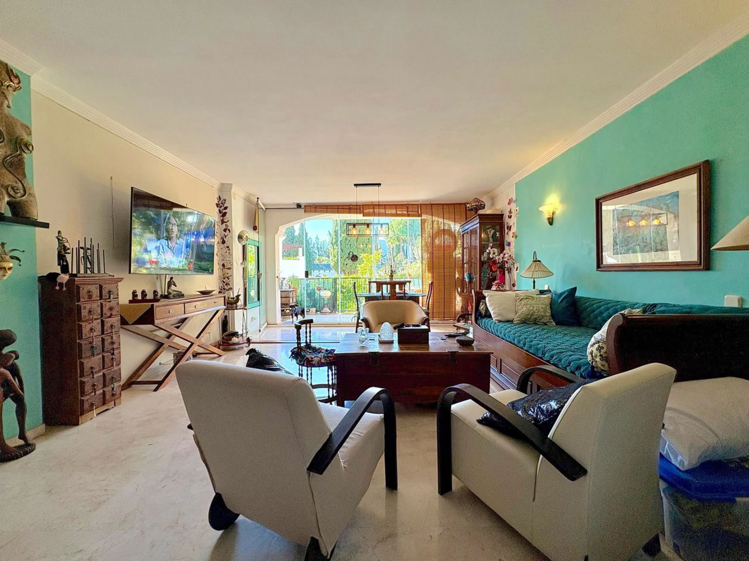 Situated within the highly sought after Señorío de Marbella, this 1 bedroom, 1 bathroom ground floor apartment presents an excellent opportunity to enjoy one of Marbella's most prestigious and well established communities.