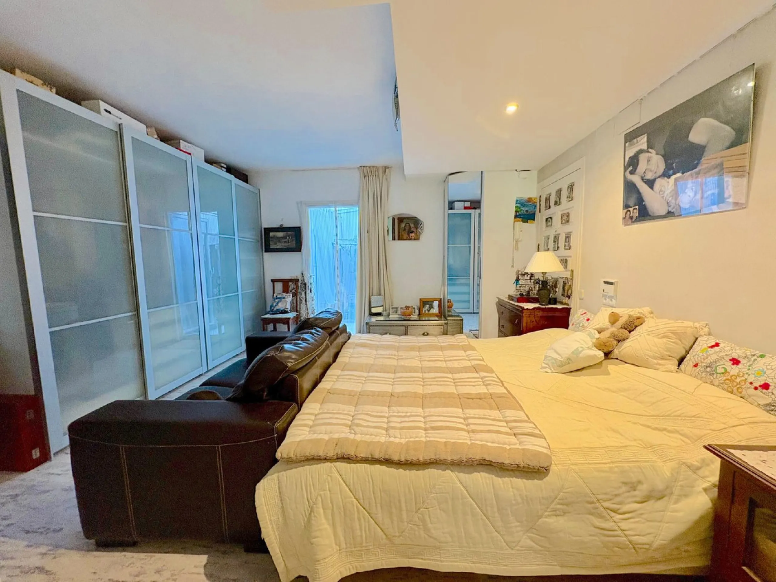 Situated within the highly sought after Señorío de Marbella, this 1 bedroom, 1 bathroom ground floor apartment presents an excellent opportunity to enjoy one of Marbella's most prestigious and well established communities.