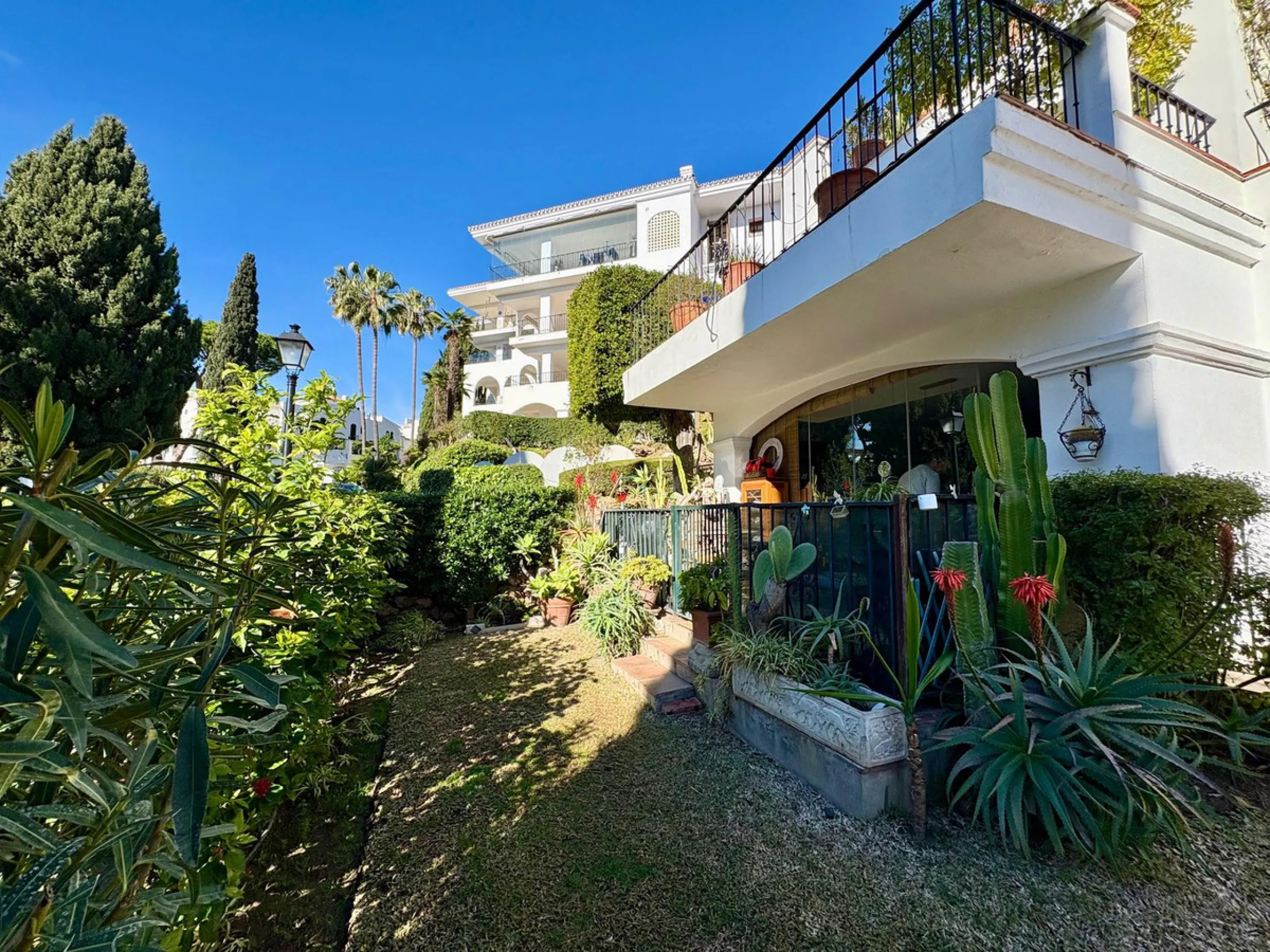 Situated within the highly sought after Señorío de Marbella, this 1 bedroom, 1 bathroom ground floor apartment presents an excellent opportunity to enjoy one of Marbella's most prestigious and well established communities.