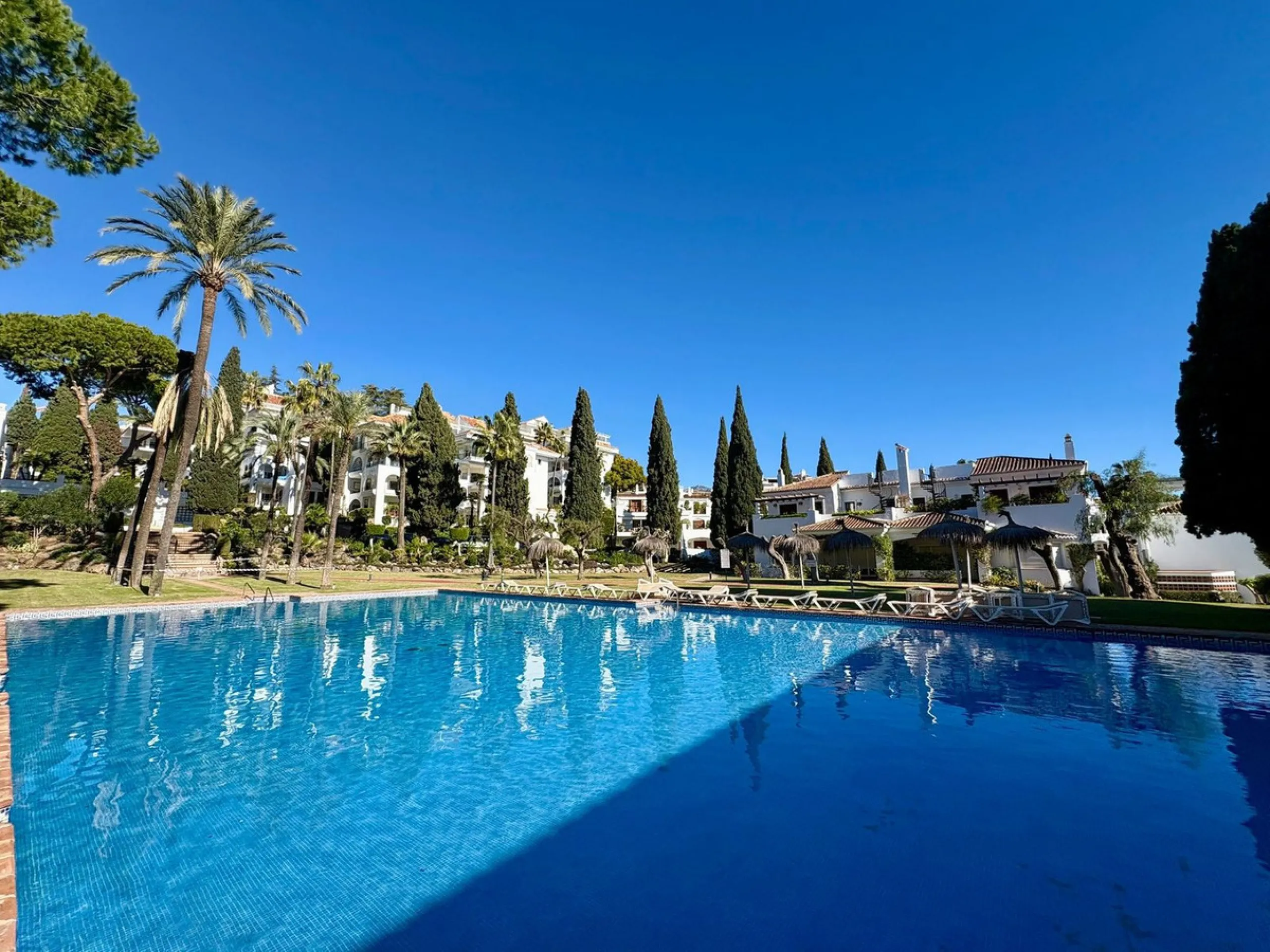 Situated within the highly sought after Señorío de Marbella, this 1 bedroom, 1 bathroom ground floor apartment presents an excellent opportunity to enjoy one of Marbella's most prestigious and well established communities.