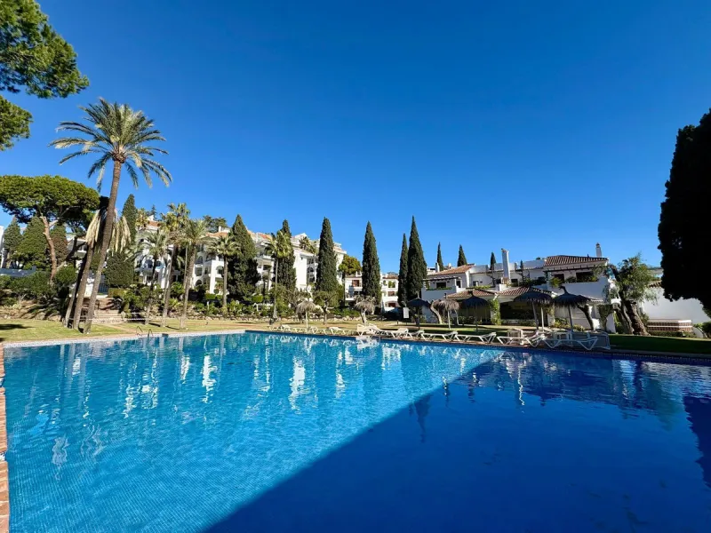 Situated within the highly sought after Señorío de Marbella, this 1 bedroom, 1 bathroom ground floor apartment presents an excellent opportunity to enjoy one of Marbella's most prestigious and well established communities.