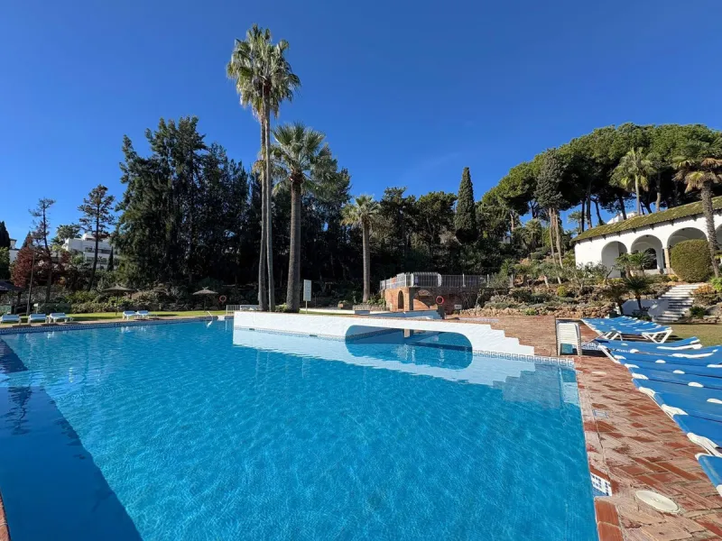 Situated within the highly sought after Señorío de Marbella, this 1 bedroom, 1 bathroom ground floor apartment presents an excellent opportunity to enjoy one of Marbella's most prestigious and well established communities.