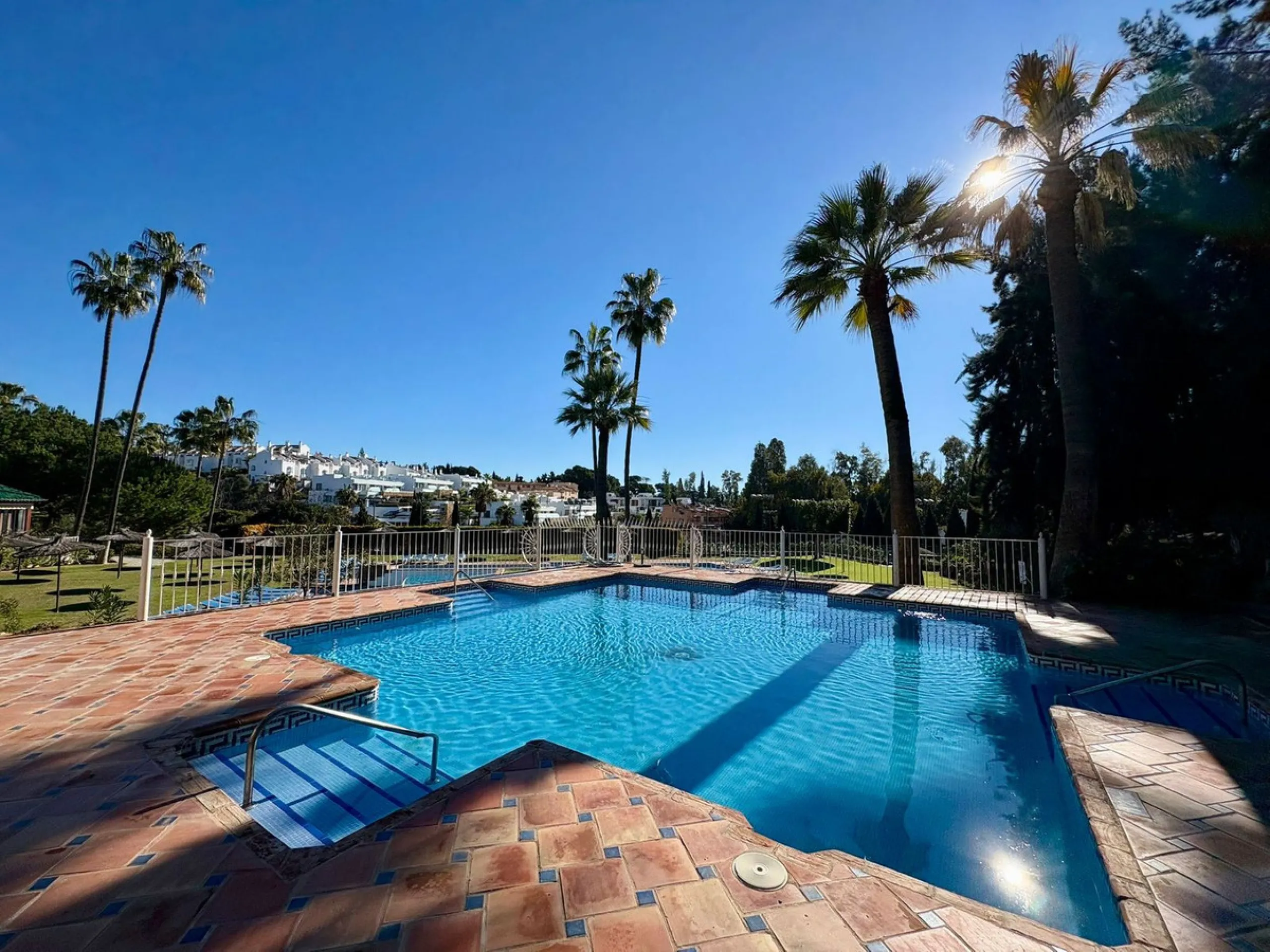 Situated within the highly sought after Señorío de Marbella, this 1 bedroom, 1 bathroom ground floor apartment presents an excellent opportunity to enjoy one of Marbella's most prestigious and well established communities.