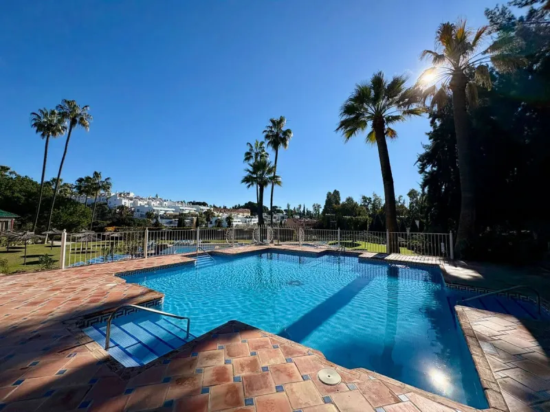 Situated within the highly sought after Señorío de Marbella, this 1 bedroom, 1 bathroom ground floor apartment presents an excellent opportunity to enjoy one of Marbella's most prestigious and well established communities.